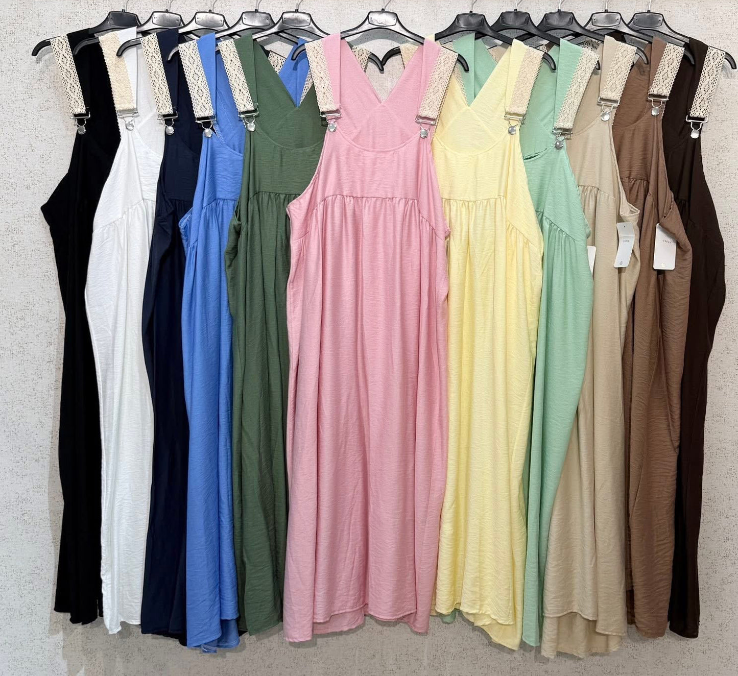 Vestido jardineira bordado