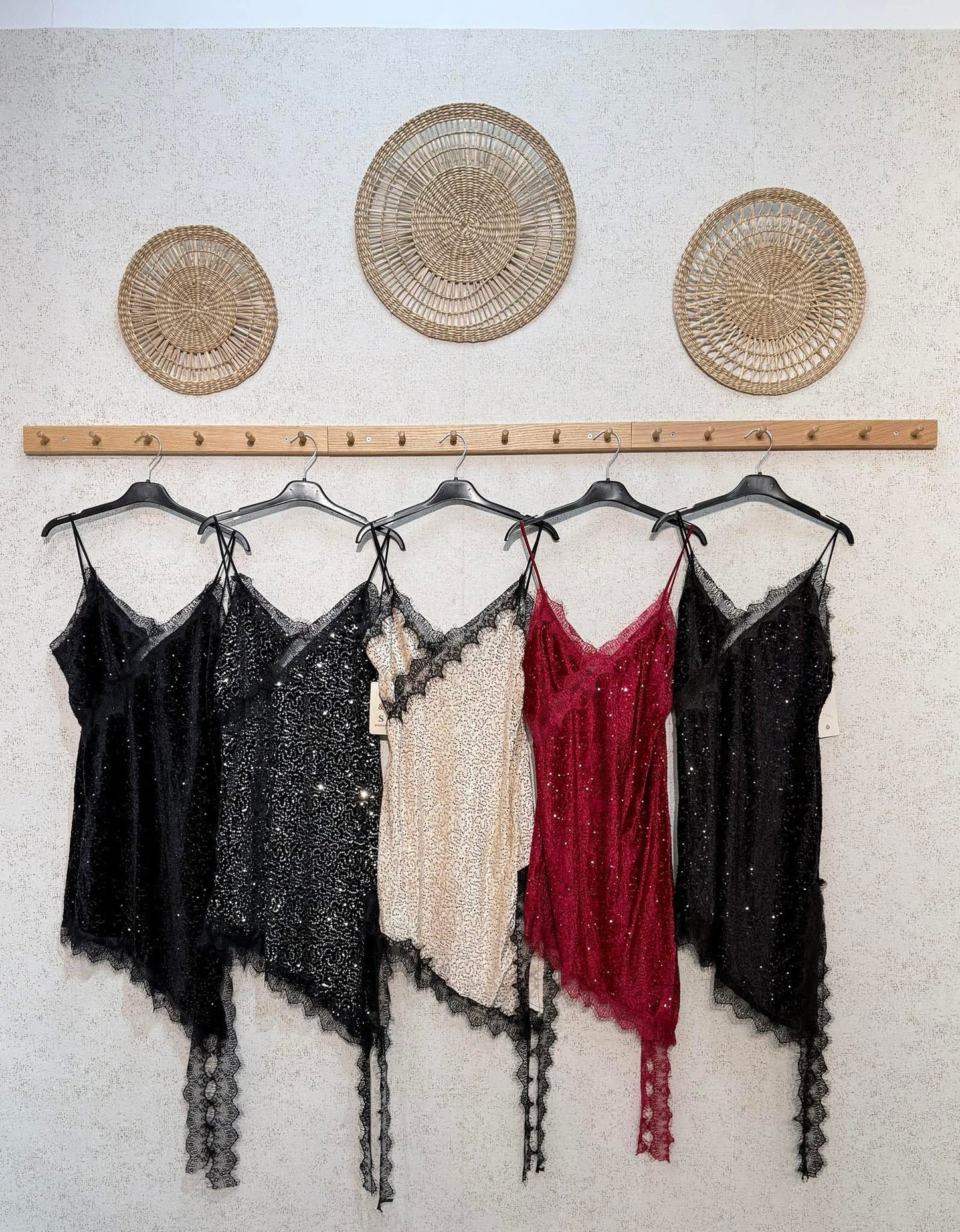 Vestido cetim rendado brilhos