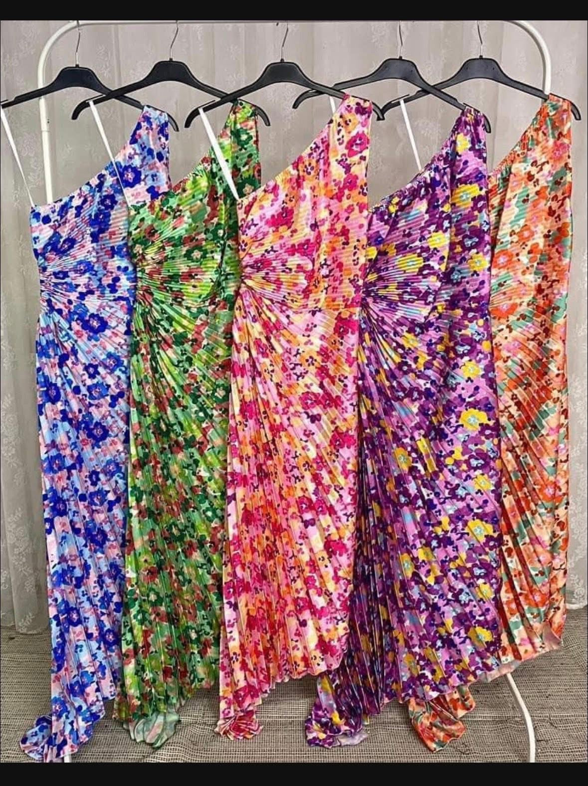 Vestido floral acetinado