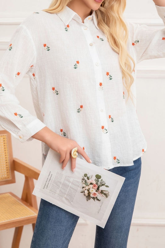 Camisa com bordado de flores em tecido tipo linho